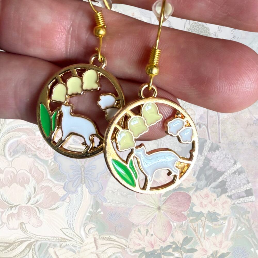 🐈✨ Whimsical Cat & Lily of the Valley Earrings ✨🐈